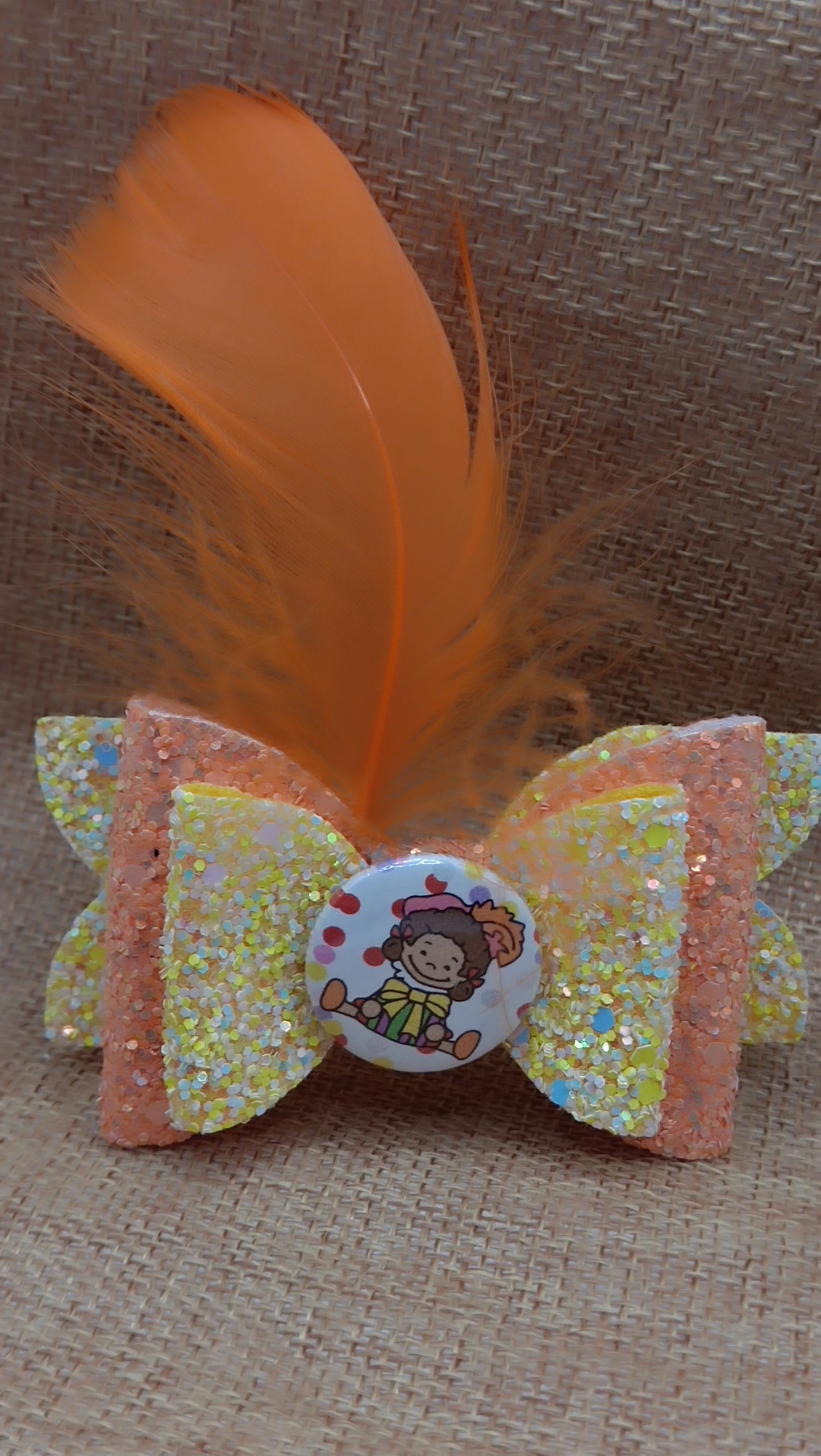 Pieten haarstrik - glitter geel/oranje met oranje veertje